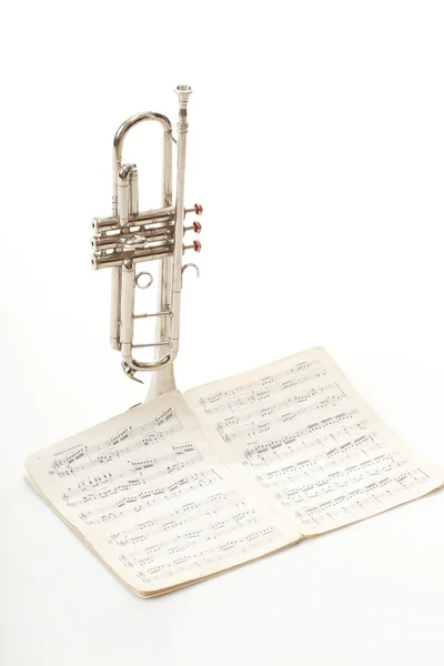 Notas velhas Partituras trompete fundo branco — Fotografia de Stock