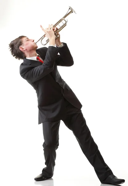 一个年轻人吹喇叭的肖像扮演孤立的白 — 图库照片