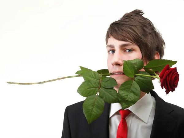 若い男、花、赤いバラの分離 — ストック写真