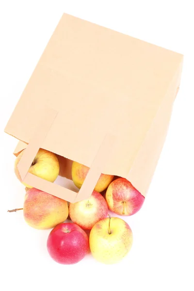 Zakupy torby prezent brązowy i jabłko na białym tle — Zdjęcie stockowe