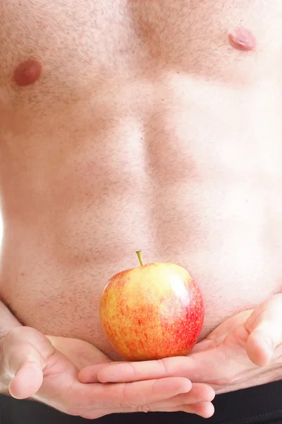 Muskulöser nackter junger Mann Torso roter Apfel in Händen — Stockfoto