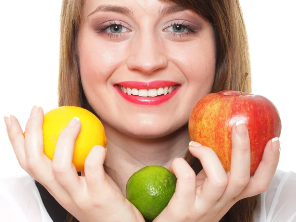 Unga leende kvinna med frukt och grönsaker vit bakgrund — Stockfoto