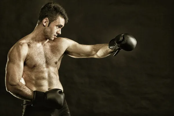 Portret sportman bokser in studio donkere achtergrond — Stockfoto