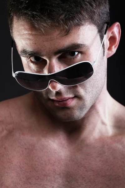 Güneş gözlüğü takmış stylished genç adam portresi — Stok fotoğraf