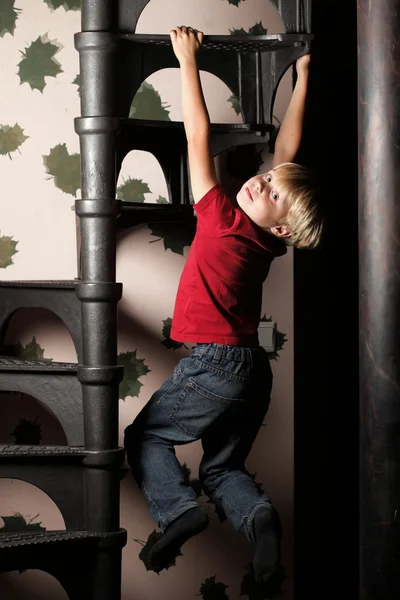 Chłopiec na schodach — Zdjęcie stockowe
