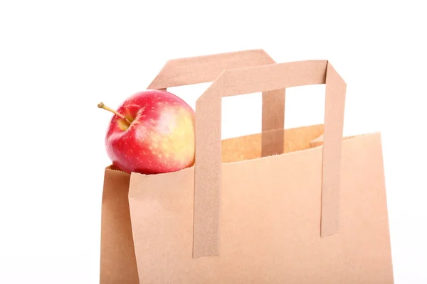 Compras bolsas de regalo marrón y manzana aislada —  Fotos de Stock