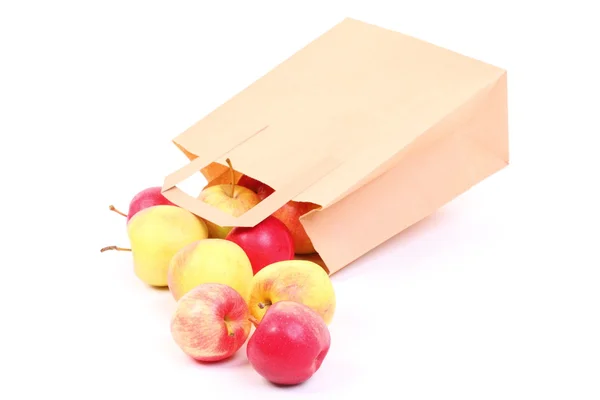 Zakupy torby prezent brązowy i jabłko na białym tle — Zdjęcie stockowe