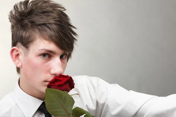 Stående ung man och ros förtjust kärlek — Stockfoto