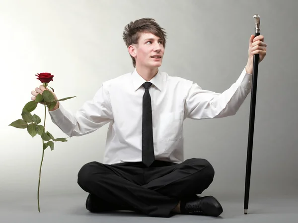Портрет молодого человека и розы влюбленной любви — стоковое фото