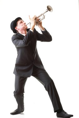 genç bir adam onun trompet çalmaya portresi