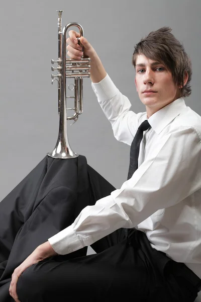 Ritratto di un giovane uomo e la sua Tromba — Foto Stock