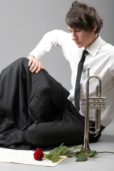 Portre genç adam hem aşk trompet — Stok fotoğraf
