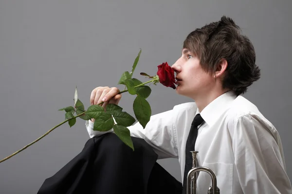 Портрет молодого чоловіка і троянди закоханої любові — стокове фото