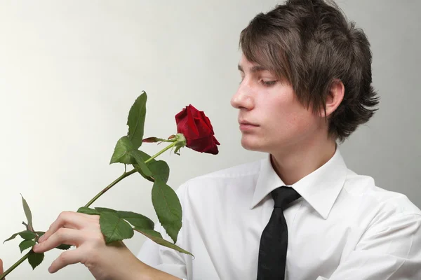 Portret młodzieńca i róża miłości enamoured — Zdjęcie stockowe