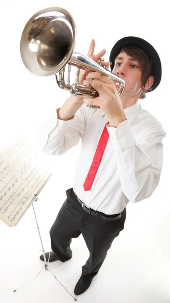 Portréja egy fiatal ember, játszik a trombita — Stock Fotó