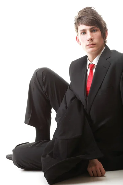 Junger Geschäftsmann schwarzer Anzug lässige Krawatte auf weißem Hintergrund — Stockfoto