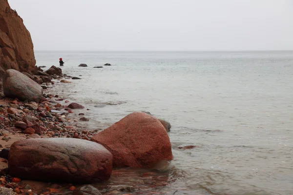 Visser stenen in zee water herfst zee — Stockfoto