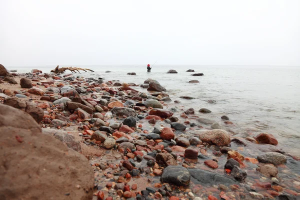 Rybář kameny v mořské vodě podzim — Stock fotografie
