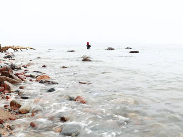 Pietre da pescatore in acqua di mare autunno — Foto Stock