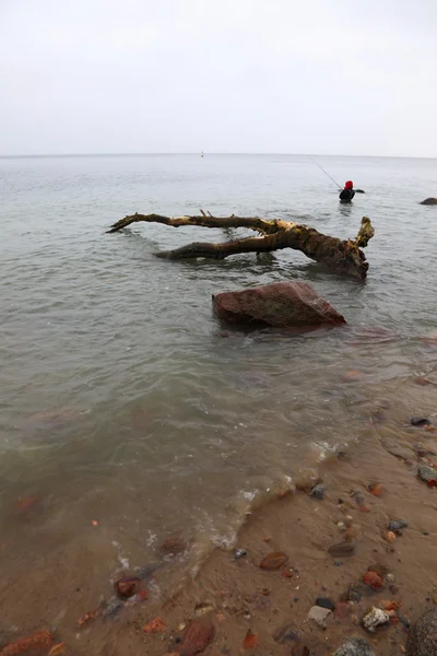 Fiskare stenar i havet vatten hösten — Stockfoto