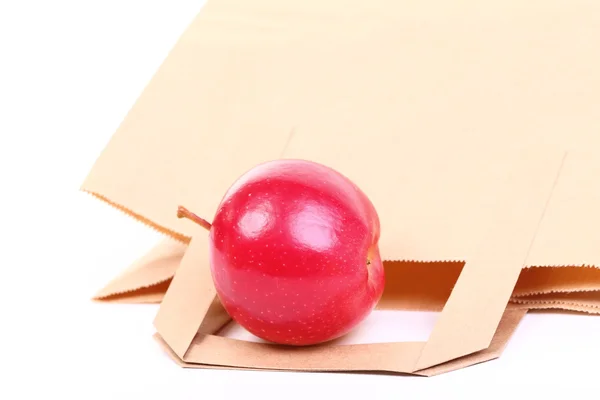 Compras bolsas de regalo marrón y manzana aislada — Foto de Stock