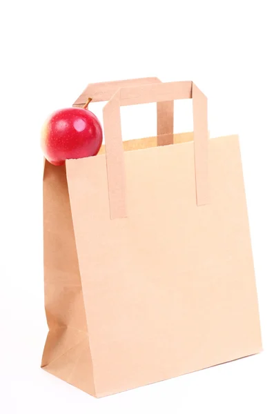 Nákupní hnědé dárkové tašky a apple izolované — Stock fotografie