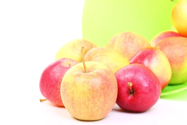 Verse groene, rode appels in de mand geïsoleerd — Stockfoto
