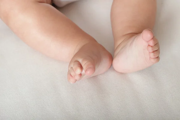 Dětská noha v matčině ruce — Stock fotografie