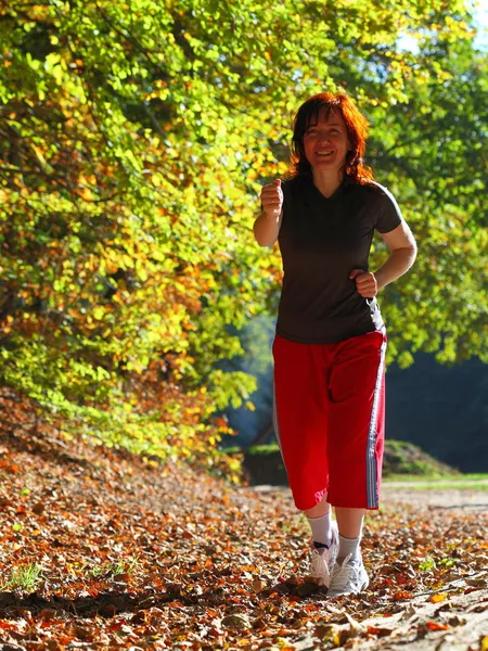 秋の森の国道十字の歩行の女性 — ストック写真