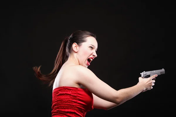 性感的年轻女性-在黑色背景上的枪 — 图库照片