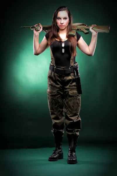 Mujer del Ejército con pistola - Hermosa mujer con rifle de plástico —  Fotos de Stock
