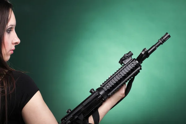 Army Woman With Gun - Mulher bonita com espingarda de plástico — Fotografia de Stock
