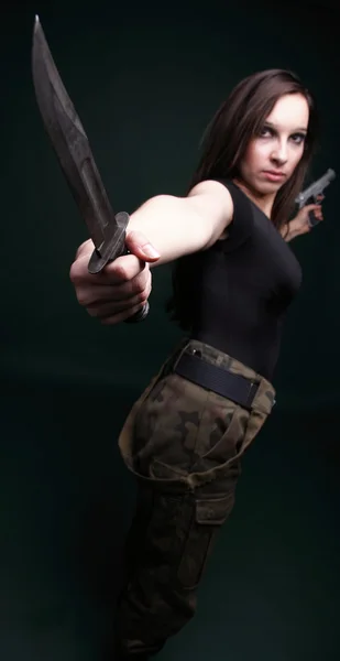 Sexy mujer joven pelo largo - cuchillo de pistola —  Fotos de Stock