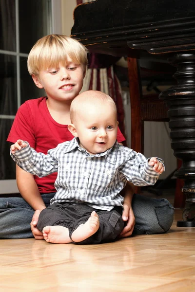 Маленький мальчик играет с братом — стоковое фото