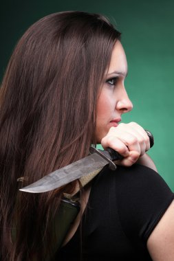 seksi genç kadın uzun saçlı - silah bıçak