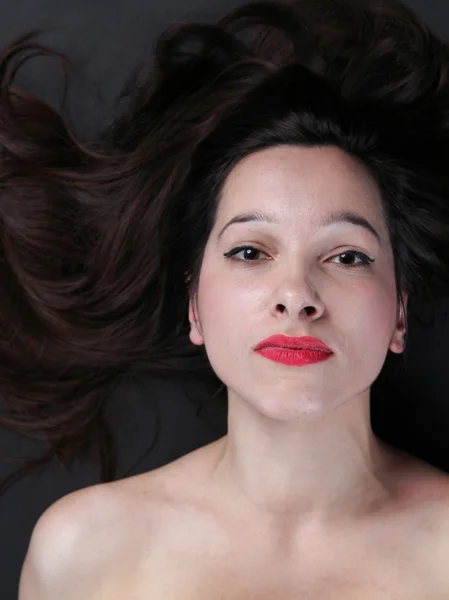 Brünette lange Haare roter Lippenstift — Stockfoto