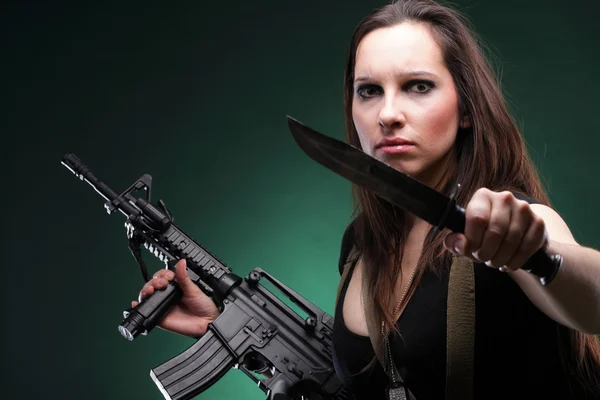 Sexy jeune femme cheveux longs couteau pistolet — Photo