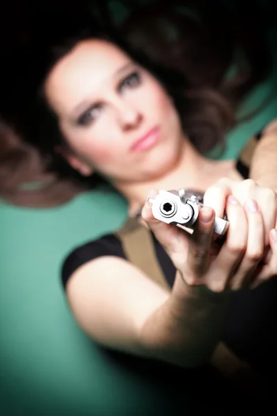 Сексуальна молода жінка довге волосся пістолет — стокове фото