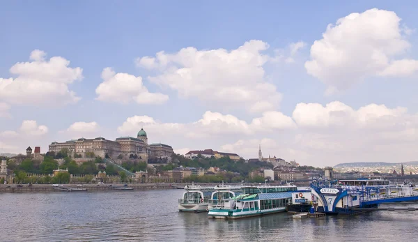 Будапештский речной катер — стоковое фото