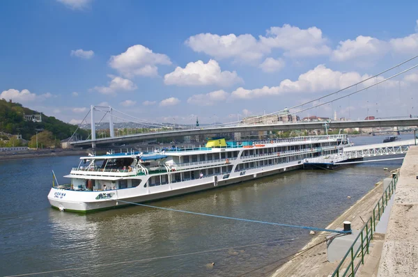 Budapeşte nehir teknesi — Stok fotoğraf