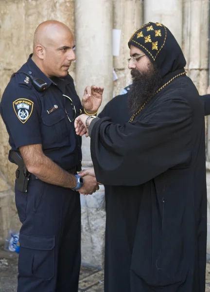 Poliziotto e sacerdote — Foto Stock