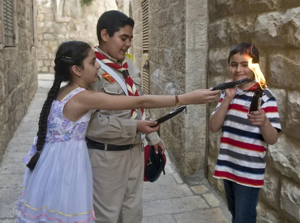 Palestinian children holds candeles — Stock Photo, Image
