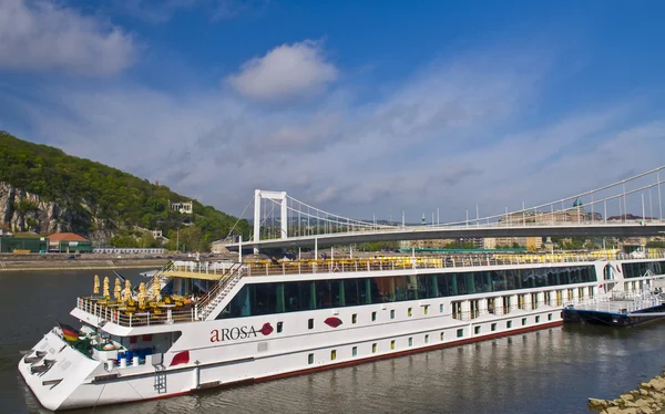 布达佩斯河船 — 图库照片