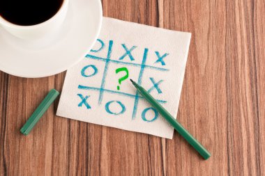 Tick-Tack-Toe ve peçete üzerinde soru işareti