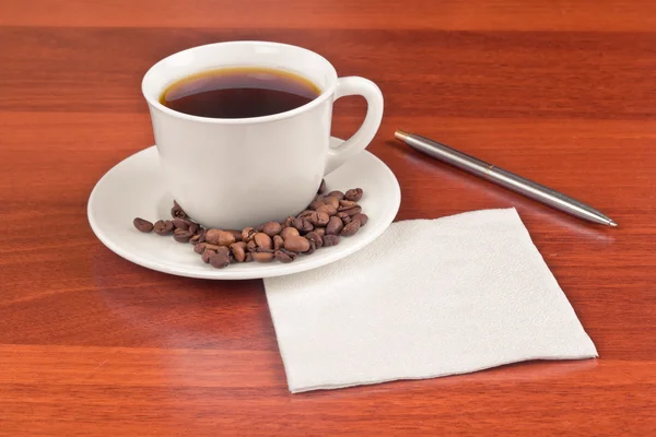 Šálek kávy a ubrousek — Stock fotografie