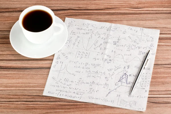 在一张餐巾纸上的数学计算 — 图库照片
