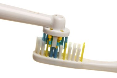 Elektrikli diş fırçası beyaza izole edildi