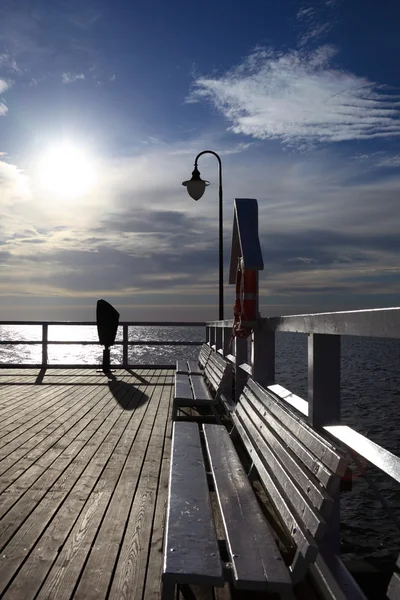 Sonne und Himmel am Pier — Stockfoto