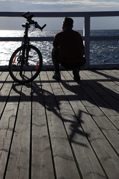 Homme, vélo à la jetée — Photo