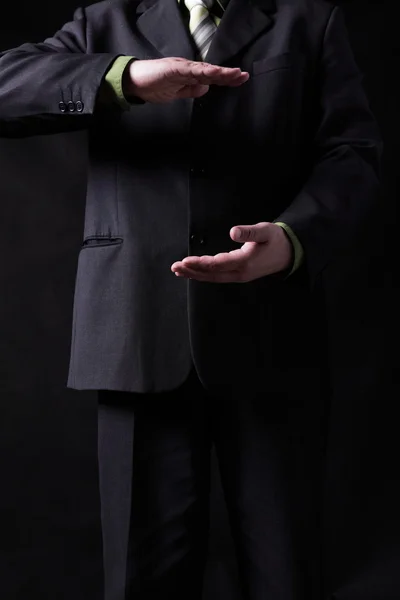 Homem em uma camisa de vestido preto e um empate — Fotografia de Stock